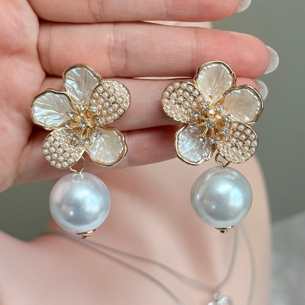 ⚜️ Elegant Gold and Pearl Flower Earrings - Picture 9 of 11